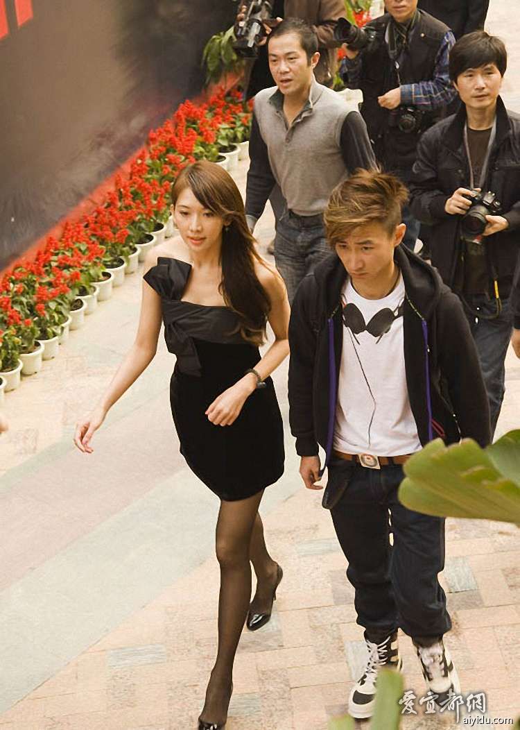 <em>美女</em>驾到,<em>闲人</em>让道 - 贴贴图图 - 爱宜都网