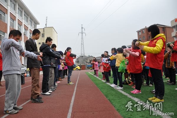 杨守敬小学学生参加志愿者活动(宜都市特殊教育学校活动)