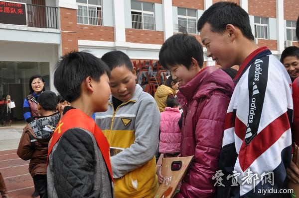 杨守敬小学学生参加志愿者活动(宜都市特殊教育学校活动)