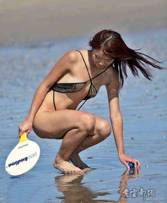 深圳沙滩泳装打球美女